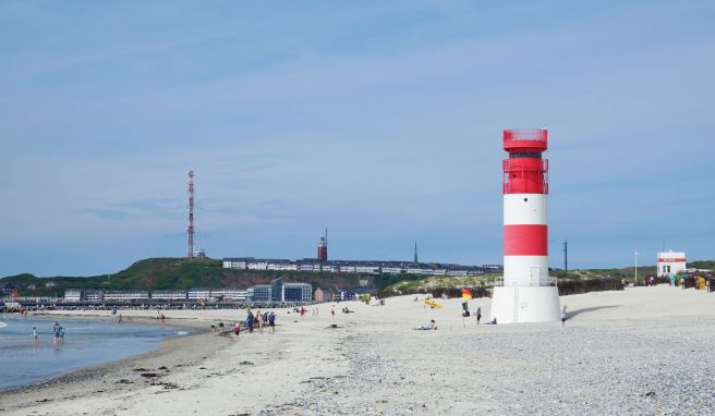 Farbiger Akzent in der Landschaft: der Leuchtturm auf der Helgoländer Düne. 