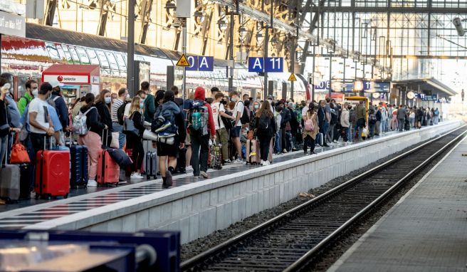 Zahlreiche Reisende müssen sich während des GDL-Streiks in volle Züge quetschen. Die Abstandsregeln einzuhalten, ist dabei kaum möglich. 