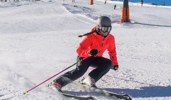 Wintersportler und Wintersportlerinnen müssen auf der Piste einige Regeln beachten. 