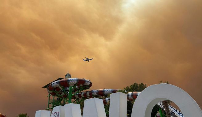 Rauch zieht über die Freizeitanlagen an einem Hotelkomplex in der türkischen Urlaubsregion Antalya. Die Feuer wüten seit Tagen an der bei Touristen beliebten Mittelmeerküste. 