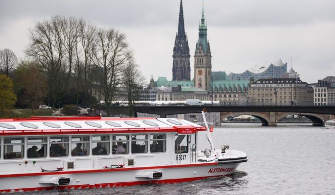 Die «Weiße Flotte» auf der Hamburger Alster startet 2022 wieder mit vollem Programm in die Saison. In den Vorjahren hatte es noch einige Corona-Einschränkungen gegeben. 
