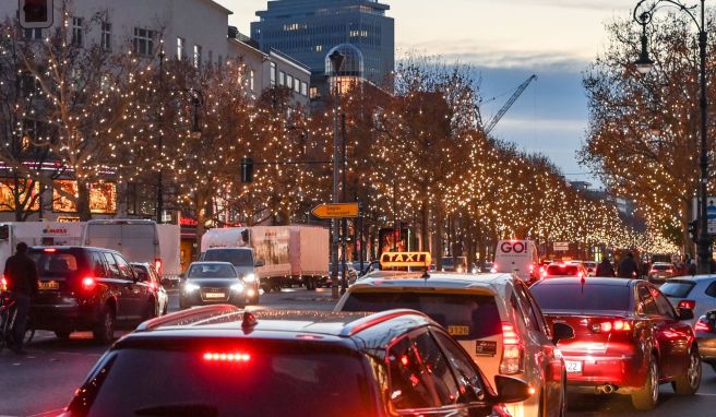 Am 1. Adventswochenende dürfte es vor allem in den Innenstädten voll werden. Die Verkehrsclubs raten zur Nutzung öffentlicher Verkehrsmittel für die Wege dorthin.