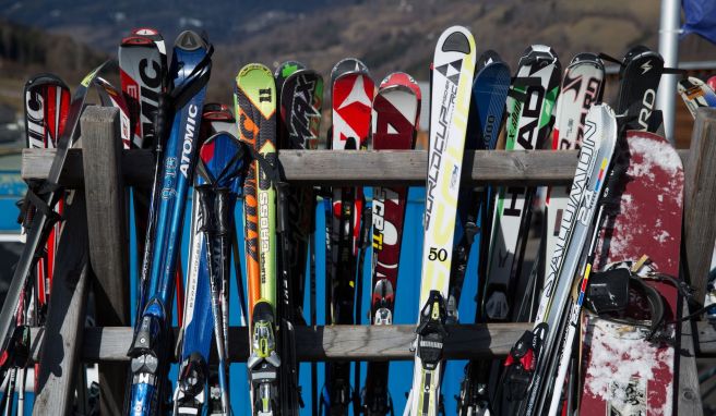 Ski-Ausrüstung hat nur eine begrenzte Lebenszeit: Nach ungefähr zehn Jahren wird es Zeit für neue Bretter, Bindungen und Schuhe.
