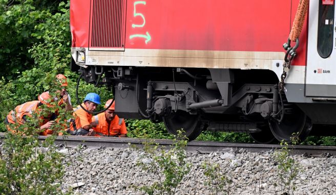 Nach dem Zugunglück in Garmisch-Partenkirchen hat die Deutsche Bahn 200.000 Betonschwellen überprüft. 137.000 von ihnen sollen nun ausgetauscht werden.