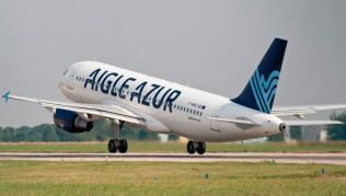 Flugzeug der Aigle Azur beim Start Flugzeug der Aigle Azur beim Start