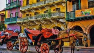 Nostalgischer Flair kommt auf in den bunten Gassen der kolumbianischen Stadt Cartagena.##Foto: dpa/tmn Nostalgischer Flair kommt auf in den bunten Gassen der kolumbianischen Stadt Cartagena.