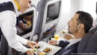 Hauptspeise, Salat, Brötchen, Nachspeise, Wasser - so sieht bei vielen Airlines wie hier bei Lufthansa auf der Langstrecke das Essen aus. Hauptspeise, Salat, Brötchen, Nachspeise, Wasser - so sieht bei vielen Airlines wie hier bei Lufthansa auf der Langstrecke das Essen aus.