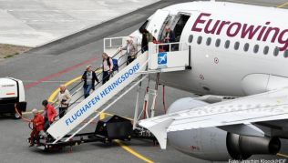 Usedom an der Ostsee ist bei Urlaubern aus Süddeutschland beliebt - deshalb landen im Sommer Eurowings-Flugzeuge auf dem kleinen Flughafen in Heringsdorf Usedom an der Ostsee ist bei Urlaubern aus Süddeutschland beliebt - deshalb landen im Sommer Eurowings-Flugzeuge auf dem kleinen Flughafen in Heringsdorf