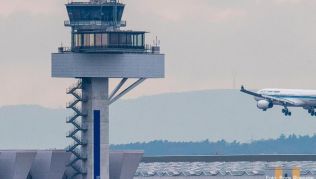 Wer am Frankfurter Flughafen ankommt, kann sich sein Gepäck jetzt auf Bettwanzen untersuchen lassen. Wer am Frankfurter Flughafen ankommt, kann sich sein Gepäck jetzt auf Bettwanzen untersuchen lassen.