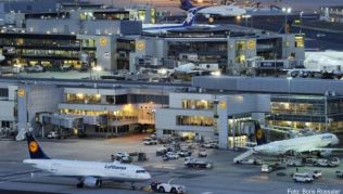 Am Flughafen Frankfurt/Main beträgt die Mindestumsteigezeit 45 Minuten. Flugreisende sollten dies bei ihrer Buchung berücksichtigen Am Flughafen Frankfurt/Main beträgt die Mindestumsteigezeit 45 Minuten. Flugreisende sollten dies bei ihrer Buchung berücksichtigen
