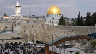 Die Klagemauer und der Felsendom in der Altstadt von Jerusalem sind bekannte Sehenswürdigkeiten - für die israelische Stadt gibt es im Sommer einen neuen Besucherpass Die Klagemauer und der Felsendom in der Altstadt von Jerusalem sind bekannte Sehenswürdigkeiten - für die israelische Stadt gibt es im Sommer einen neuen Besucherpass