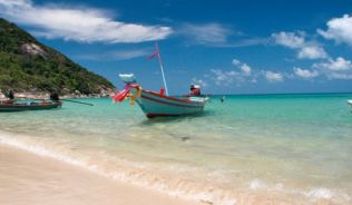 Urlaubsgrüße aus dem Paradies:Bunte Boote am Bottle Beach.##Foto: flickr.com Christian Haugen Urlaubsgrüße aus dem Paradies:Bunte Boote am Bottle Beach.