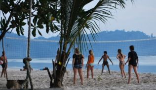 Entspannte Volleyball-Partie am Aow Yai Beach.##Foto: Bamboo Bungalows Entspannte Volleyball-Partie am Aow Yai Beach.