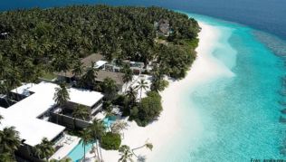 Die weißen Villen des »Amilla Fushi« scheinen förmlich über dem Wasser zu schweben oder liegen direkt am Meer Die weißen Villen des »Amilla Fushi« scheinen förmlich über dem Wasser zu schweben oder liegen direkt am Meer