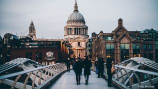 Sprachlich gibt es viele kleine Unterschiede zwischen den USA und England Sprachlich gibt es viele kleine Unterschiede zwischen den USA und England