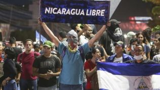 Seit Tagen demonstrieren in Nicaragua Menschen gegen eine Sozialreform. Bei den Protesten kam es bereits zu zahlreichen Toten. Das Auswärtige Amt rät von einer Reise in Land ab Seit Tagen demonstrieren in Nicaragua Menschen gegen eine Sozialreform. Bei den Protesten kam es bereits zu zahlreichen Toten. Das Auswärtige Amt rät von einer Reise in Land ab