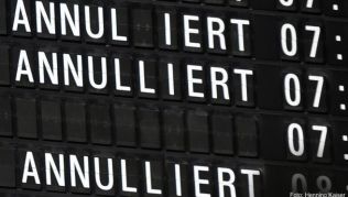 Lufthansa kündigte wegen eines Warnstreiks der Dienstleistungsgewerkschaft Verdi Flugausfälle an. Betroffene Kunden können ihr Ticket zurückgeben Lufthansa kündigte wegen eines Warnstreiks der Dienstleistungsgewerkschaft Verdi Flugausfälle an. Betroffene Kunden können ihr Ticket zurückgeben