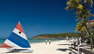 Antigua und Barbuda bieten einsame traumverlorene Strände mit Puderzuckersand##Foto: Wikimedia Commons, Paul Kowalow Antigua und Barbuda bieten einsame traumverlorene Strände mit Puderzuckersand