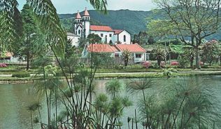 Reisen zu den Azoren nach Sao Miguel mit dem Furnas-See, Portugal##Foto: Wikimedia Commons, Hans Peter Schaefer Reisen zu den Azoren nach Sao Miguel mit dem Furnas-See, Portugal