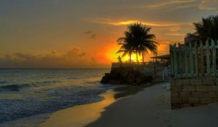 Der Karibiktraum, Sonnenuntergang am Strand von Barbados##Foto: Flickr.com, ben 124 Der Karibiktraum, Sonnenuntergang am Strand von Barbados