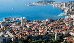 Split mit dem Diokletianspalast, ein Höhepunkt auf Reisen entlang der Küste Dalmatiens.##Foto: Wikimedia Commons, E.coli Split mit dem Diokletianspalast, ein Höhepunkt auf Reisen entlang der Küste Dalmatiens..