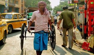 Wuselndes Verkehrschaos ist Alltag in Kolkata/Kalkutta in Indien##Foto: Wikimedia Commons, Gregor Younger Wuselndes Verkehrschaos ist Alltag in Kolkata/Kalkutta in Indien