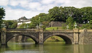 Der Kaiserpalast in Tokio, Japan, Symbol der Tradition in einem hochmodernen Land##Foto: Wikimedia Commons, Fg2 Der Kaiserpalast in Tokio, Japan, Symbol der Tradition in einem hochmodernen Land