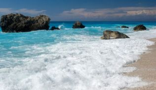 Strand von Kalamatsi auf Lefkas, griechische Insel im Ionischen Meer##Foto: Wikimedia Commons, Ggia Strand von Kalamatsi auf Lefkas, griechische Insel im Ionischen Meer