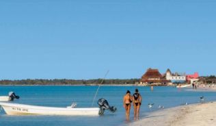 Spaziergang am kilometerlangen Sandstrand von Holbox auf Yucatan, Maexiko##Foto: Gerald Nowak Spaziergang am kilometerlangen Sandstrand von Holbox auf Yucatan, Maexiko