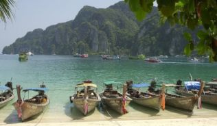 Der einst einsame Strand von Koh Phi Phi ist heute ein belibtes Ausflugsziel.##Foto: Tourism Authority of Thailand Der einst einsame Strand von Koh Phi Phi ist heute ein belibtes Ausflugsziel.