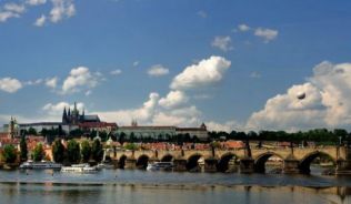 Das weltbekannte Panorama von Prag mit Hradschin und Karlsbrücke, Tschechien##Foto: Wikimedia Commons, Eeva Das weltbekannte Panorama von Prag mit Hradschin und Karlsbrücke, Tschechien
