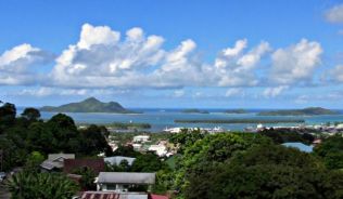 Victoria, die Hauptstadt der Seychellen##Foto: Wikimedia Commons, Kaleb Tittle Victoria, die Hauptstadt der Seychellen