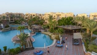 Künstlich sieht sie aus, die Urlaubssiedlung Madinat Coraya in Port Ghalib am Roten Meer##Foto: Florian Sanktjohanser Künstlich sieht sie aus, die Urlaubssiedlung Madinat Coraya in Port Ghalib am Roten Meer