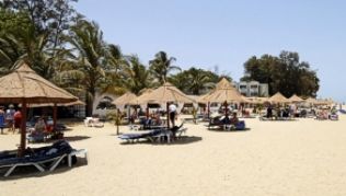 Die Strände in Gambia sind ideal für den Badeurlaub. Liegen und Sonnenschirme sind inklusive.##Foto: Fremdenverkehrsamt Gambia Die Strände in Gambia sind ideal für den Badeurlaub. Liegen und Sonnenschirme sind inklusive.