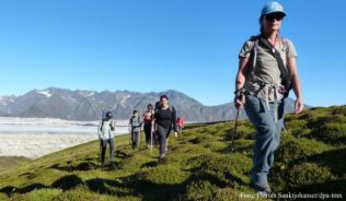 Catherine Rigby (r.), kurz Kasha, führt die Gruppe durch die Wildnis im Südteil des Denali-Nationalpark##Foto: Florian Sanktjohanser/dpa-tmn Catherine Rigby (r.), kurz Kasha, führt die Gruppe durch die Wildnis im Südteil des Denali-Nationalpark