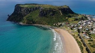Ein bisschen wie der Ayers Rock in Grün: »The Nut« bei Stanley können Urlauber zu Fuß oder mit dem Sessellift erklimmen##Foto: Tourism Tasmania/Kraig Carlstrom Ein bisschen wie der Ayers Rock in Grün: »The Nut« bei Stanley können Urlauber zu Fuß oder mit dem Sessellift erklimmen