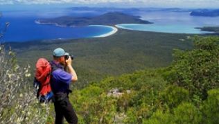 Eine Insel mit zwei Hälften: Vom Mount Maria aus ist die Engstelle zwischen Norden und Süden Maria Islands besonders gut sichtbar##Foto: The Maria Island Walk Eine Insel mit zwei Hälften: Vom Mount Maria aus ist die Engstelle zwischen Norden und Süden Maria Islands besonders gut sichtbar