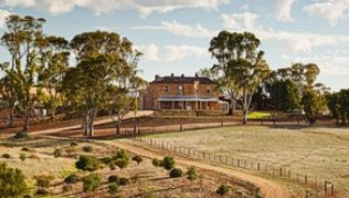 Wo McLeods Töchter gedreht wurde: Kingsford Homestead liegt im Westen des Barossa Valley nahe des Highways nach Adelaide##Foto: SATC/Randy Larcombe Wo McLeods Töchter gedreht wurde: Kingsford Homestead liegt im Westen des Barossa Valley nahe des Highways nach Adelaide