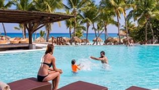 Kontrastprogramm: Der Urwald ist in Strandresorts wie hier in Punta Cana meist nur eine eingezäunte Randerscheinung##Foto: Tourist Board der Dominikanischen Republik/David Pou Kontrastprogramm: Der Urwald ist in Strandresorts wie hier in Punta Cana meist nur eine eingezäunte Randerscheinung