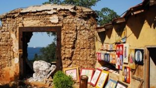 In den Galerien findet sich auch das ein oder andere Souvenir für Zuhause.##Foto: Philipp Laage Kunsthandwerk gibt es auf Gorée an jeder Ecke.