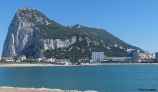 Wie in die Landschaft geworfen: Gibraltars imposanter Kalksteinfelsen ##Foto: Manuel Meyer/dpa-tmn Wie in die Landschaft geworfen: Gibraltars imposanter Kalksteinfelsen