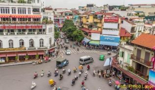 Fußgänger können sich in dem Gassengewirr der Altstadt von Hanoi leicht verirren.##Foto: Philipp Laage / dpa Fußgänger können sich in dem Gassengewirr der Altstadt von Hanoi leicht verirren.