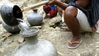 Solche Schöpfkellen kommen in indonesischen Badezimmern zum Einsatz: Das Wasser wird damit über den Körper geschüttet.##Foto: dpa - Weda Solche Schöpfkellen kommen in indonesischen Badezimmern zum Einsatz: Das Wasser wird damit über den Körper geschüttet.