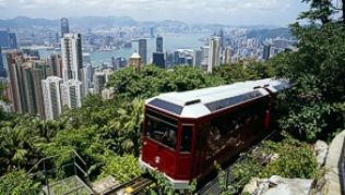 Nahe des Fähranlegers Central auf Hongkong Island befindet sich eine weitere Touristen-Tradition: Die Bergbahn »Peak Tram« fährt hinauf zum Victoria Peak.##Foto: Hong Kong Tourism Board Nahe des Fähranlegers Central auf Hongkong Island befindet sich eine weitere Touristen-Tradition: Die Bergbahn »Peak Tram« fährt hinauf zum Victoria Peak.
