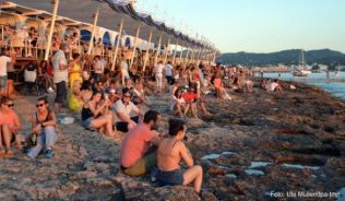 Chillen im »Café del Mar« - eine Sunset-Bar-Legende auf Ibiza##Foto: Ute Müller/dpa-tmn Chillen im »Café del Mar« - eine Sunset-Bar-Legende auf Ibiza