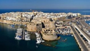 Herbst in Italien, das Meer leuchtet strahlend blau: Blick auf die Altstadt und den Hafen von Gallipoli##Foto: www.viaggiareinpuglia.it Herbst in Italien, das Meer leuchtet strahlend blau: Blick auf die Altstadt und den Hafen von Gallipoli