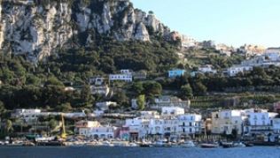 An der hübschen Marina Grande starten die Ausflugsboote, die Touristen zu den verschiedenen Grotten der Insel bringen##Foto: Hilke Segbers An der hübschen Marina Grande starten die Ausflugsboote, die Touristen zu den verschiedenen Grotten der Insel bringen