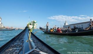 Venedig ist sehr romantisch: Mit der Gondel können sich Besucher durch die Wasserstraßen fahren lassen ##Foto:Andrea Warnecke/dpa-tmn Venedig ist sehr romantisch: Mit der Gondel können sich Besucher durch die Wasserstraßen fahren lassen