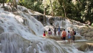 Hier ließ sich Honey ihre schlanken Beine vom herabstürzenden Wasser umspülen und verzauberte James mit ihren schmachtenden Augen: Bei Ocho Rios mündet der Dunn River in Kaskaden in das Karibische Meer##Foto: Jamaica Tourist Board Hier ließ sich Honey ihre schlanken Beine vom herabstürzenden Wasser umspülen und verzauberte James mit ihren schmachtenden Augen: Bei Ocho Rios mündet der Dunn River in Kaskaden in das Karibische Meer