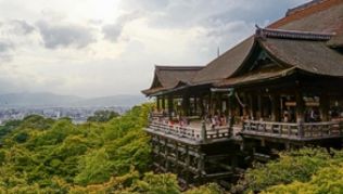 Ausflug in die Vergangenheit: Der im Osten Kyotos gelegene Tempel Kiyomizu-dera ist bei Touristen besonders beliebt##Foto: Philipp Laage Ausflug in die Vergangenheit: Der im Osten Kyotos gelegene Tempel Kiyomizu-dera ist bei Touristen besonders beliebt